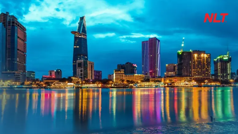 Đèn chiếu sáng nghệ thuật làm nổi bật kiến trúc toàn cảnh đô thị về đêm