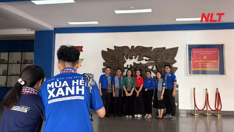 Đội ngũ NLT Group chụp hình lưu niệm cùng ban tổ chức MHX 2026