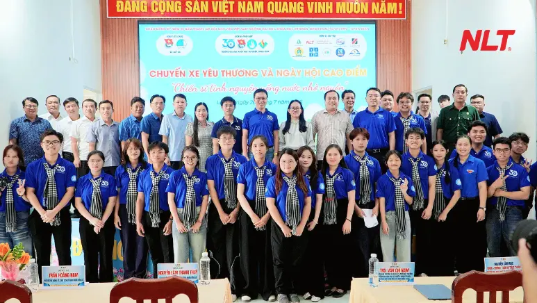 Tập thể đại biểu cùng các chiến sĩ lưu giữ khoảnh khắc kết nối ý nghĩa